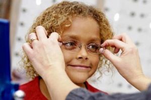 Cerca de 10% das crianças abaixo de quatro anos precisam de óculos