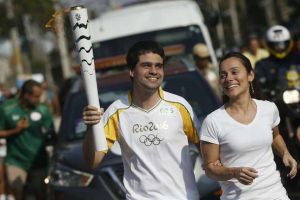Marcos com a tocha olímpica durante os Jogos do Rio em 2016
