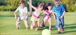 Brincadeiras ao ar livre ajudam a prevenir a miopia infantil