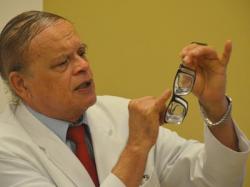 Paraibano cria aparelho que aumenta visão de pessoas com glaucoma Paraibano cria aparelho que aumenta visão de pessoas com glaucoma