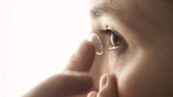 Infecção em usuários de lente de contato pode causar cegueira e até perda do globo ocular Infecção em usuários de lente de contato pode causar cegueira e até perda do globo ocular