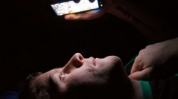 Simpósio debate efeitos da luz azul na visão Simpósio debate efeitos da luz azul na visão