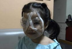 Menina de 4 anos faz cirurgia para não perder a visão depois de uso excessivo de celular