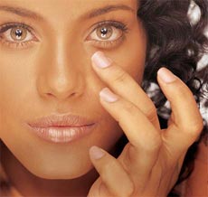 Maquiagem e alguns cosméticos podem causar irritações nos olhos